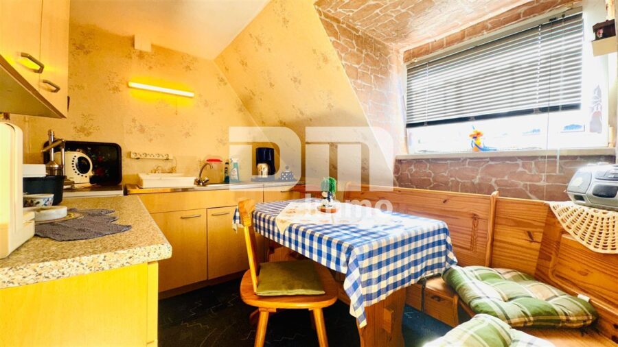 Solides Ein- bis Zweifamilienhaus mit großer Terrasse, Nebengebäude und opulenten Gartenbereich - OG / DG Küche mit EBK